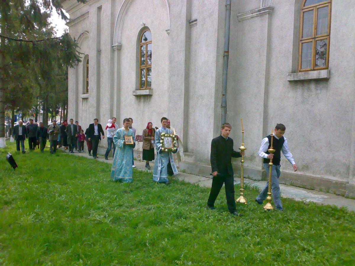 Procesiune în jurul bisericii