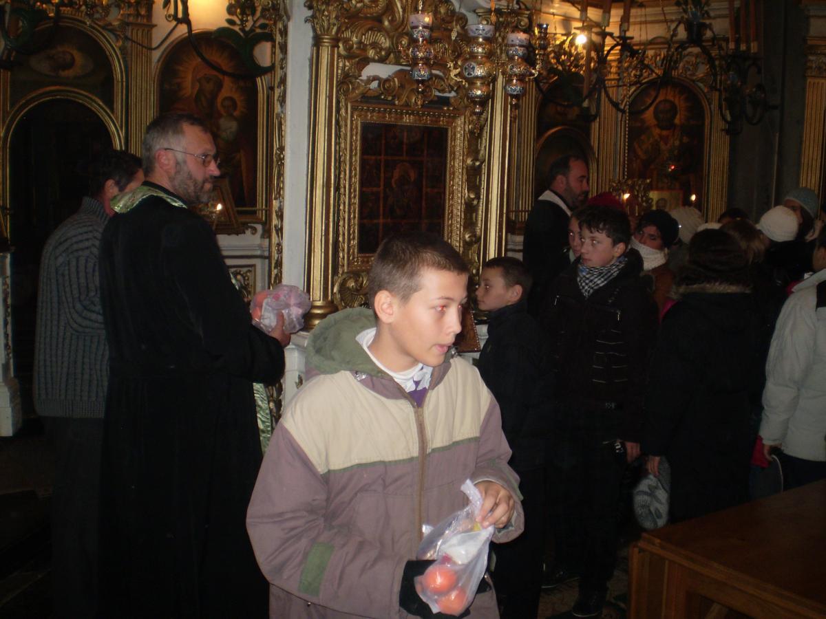 Împărţirea de daruri pentru colindători